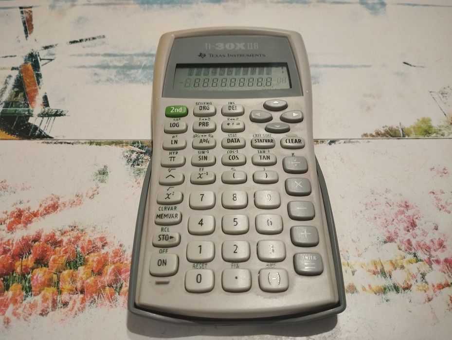 Научен калкулатор Texas Instruments TI-30XIIS, работещ отлично.