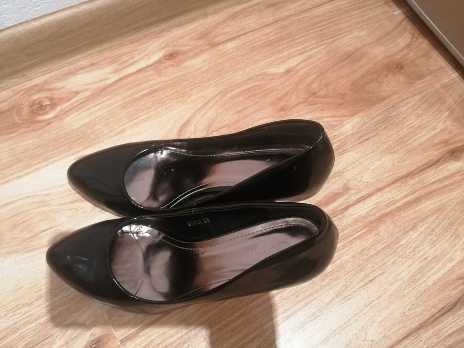 Pantofi aspect lac, mărime 39.