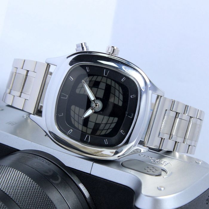 Часы в стиле y2k