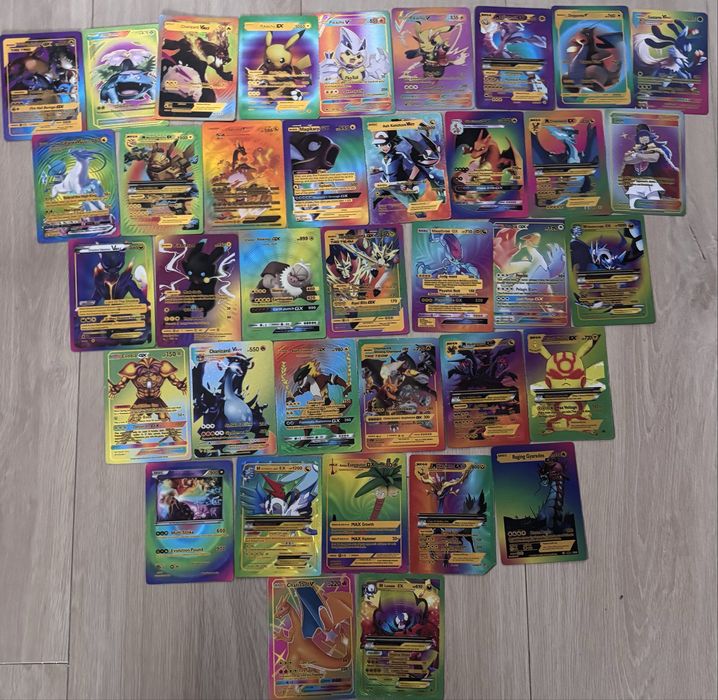 Carti pokemon + album + 2 carti speciale in jur de 300 de carti