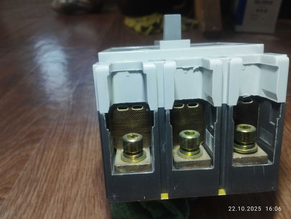 Автоматическии выключатель