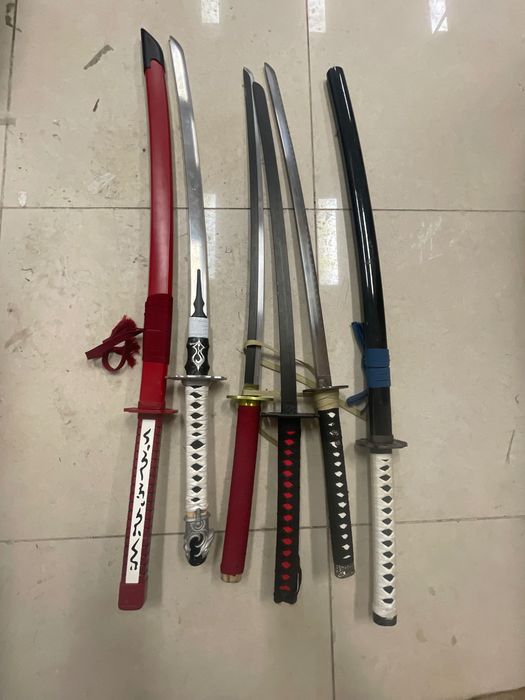 Игрушечные сувенирные катаны