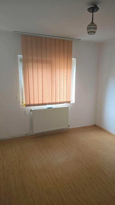 Vand apartamnet cu 3 camere in Bârlad zona gari aproape de scoala 11 apartament semidecomand pret 67 mii€ putin negociabil ata