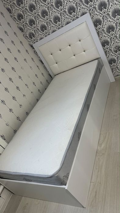 Кровать с матрасом