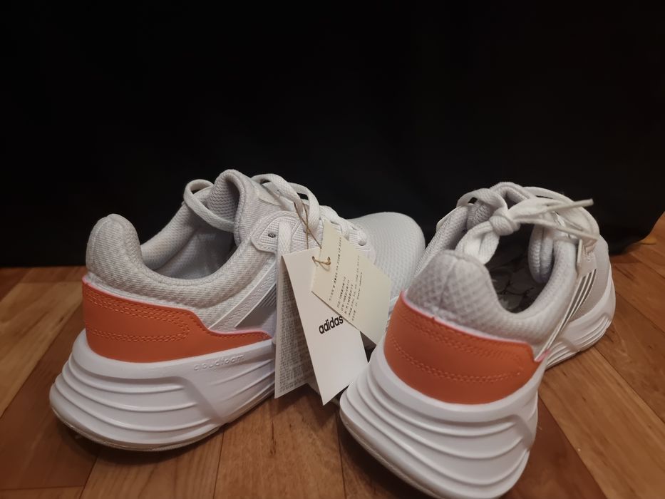 Кроссовки adidas былого цвета