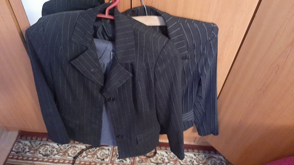 Costum de dama aproape nou