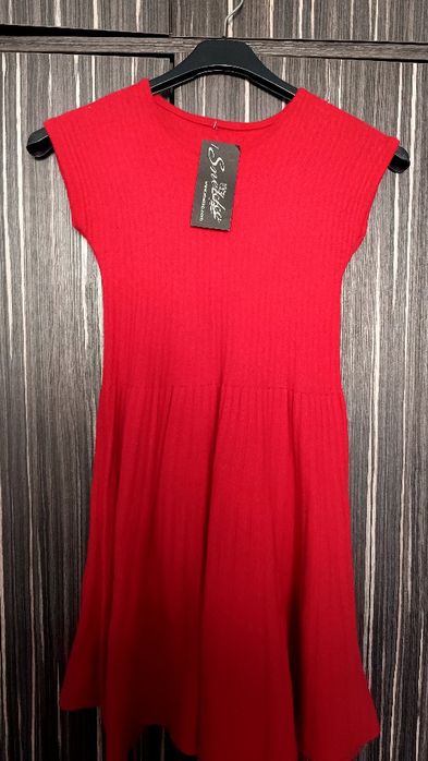 Червена плътна рокля - за зимата