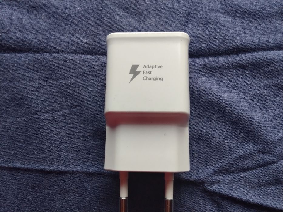 оригинално бързо зарядното устройство за смартфони и таблети