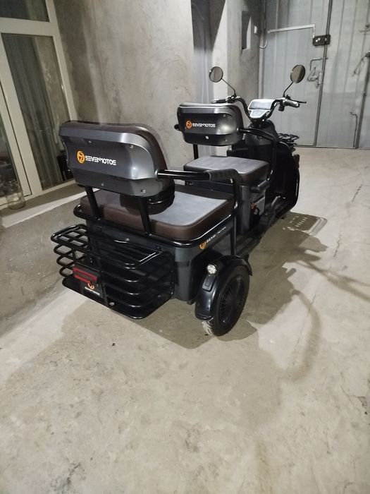 Электро трицикл (трёх колесный скутер) на 3 человека с крышкой- чехлом