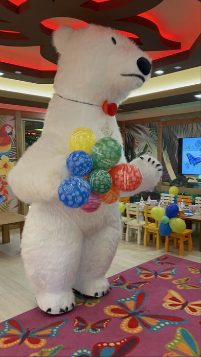 Изненада с гигантска триметрова бяла мечка или панда!