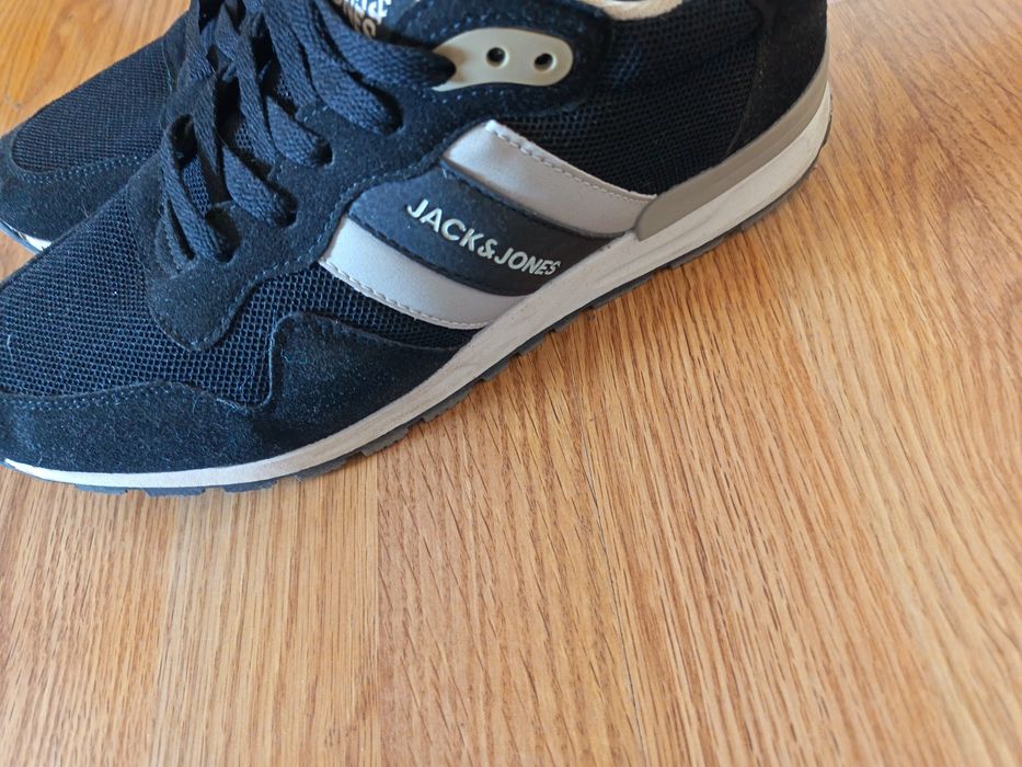 Adidași sport vând