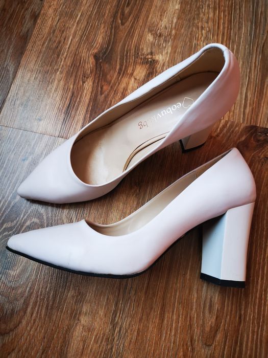 Дамски бели обувки с ток