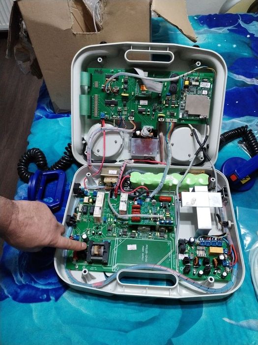 Defibrilator bifazic cu monitor, necesita scimbarea chopper-lui
