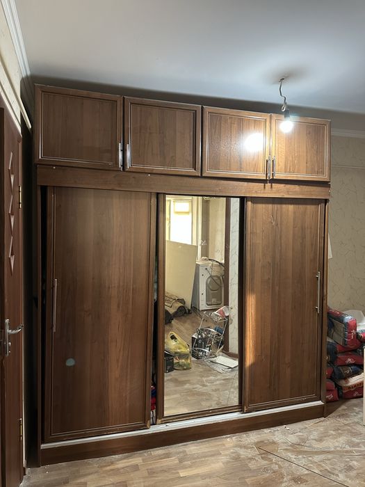 Шкаф продоеться