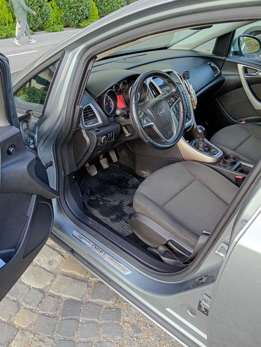 Vând Opel Astra j 1,4 benzină cu GPL