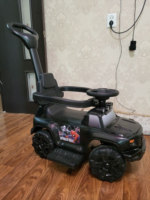 Детская машинка-каталка