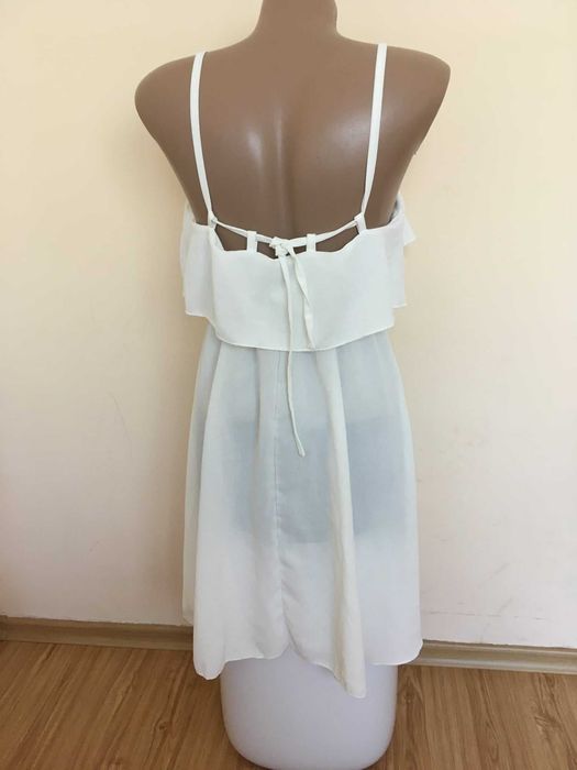 Елегантна рокля в бяло