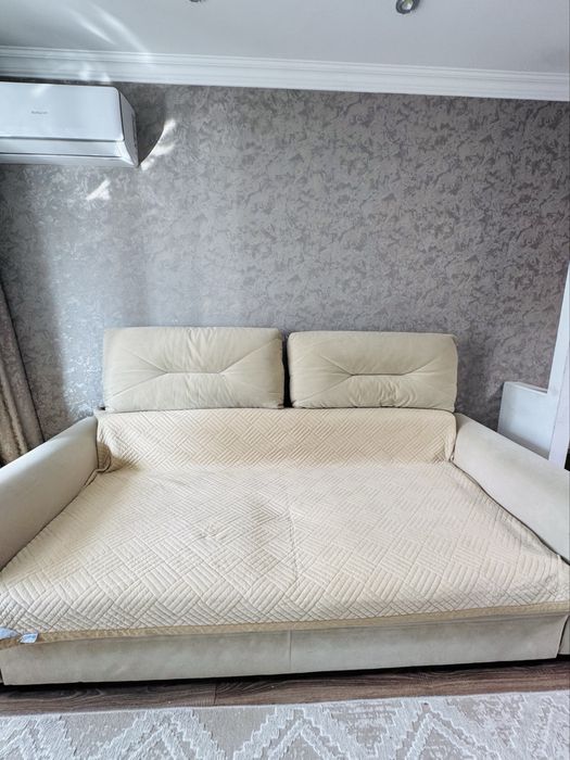 Двухместный диван в хорошем состоянии