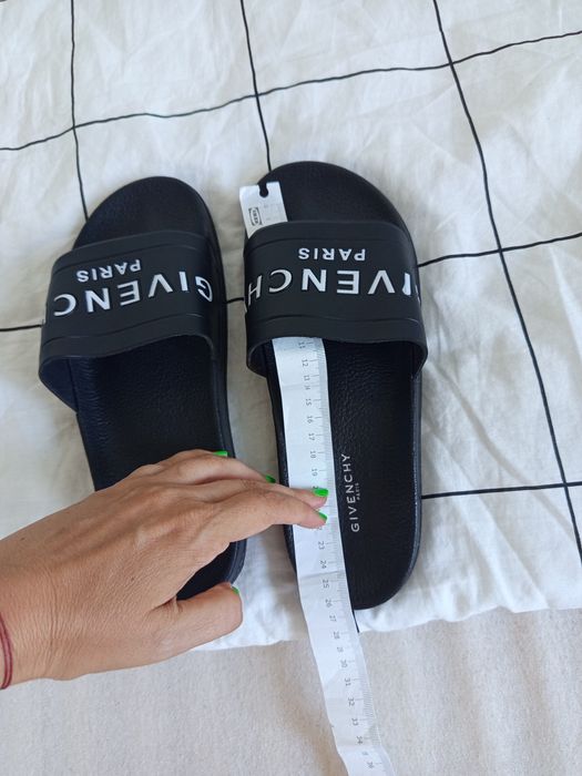 Șlapi de plajă Givenchy, și nu numai, merg și casual elegant
