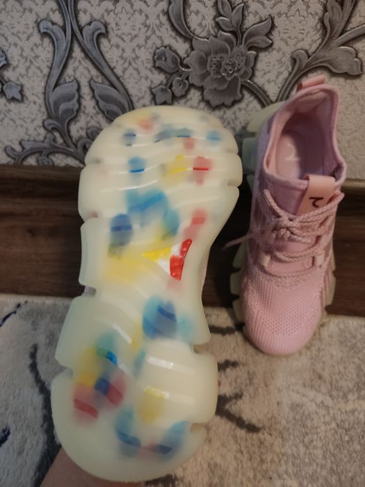 Кроссовка сотилади