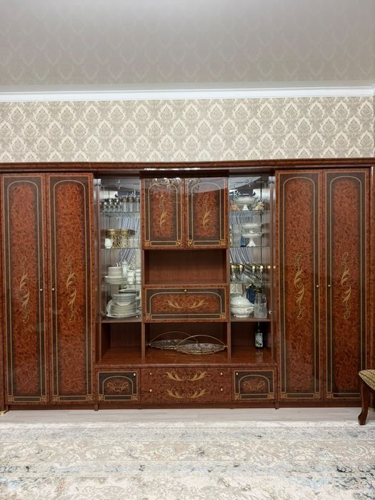 Шкаф и гостиный стол со стульями