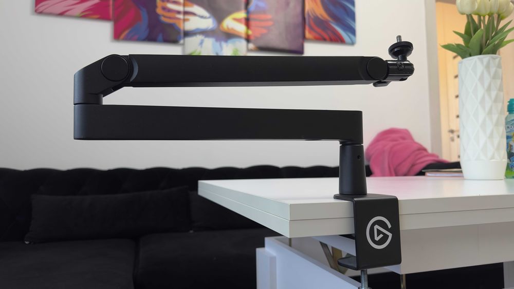 Vând suport Elgato Wave Mic Arm LP (Low Profile) pentru microfon, în stare perfectă.