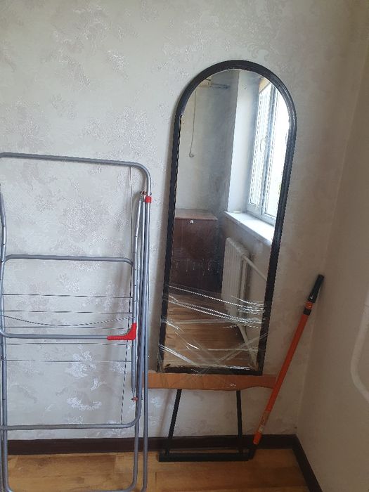 Напольное зеркало в металлической раме