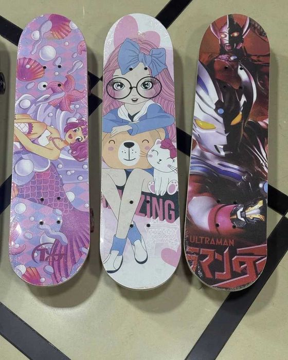 Новые скейтборды в магазине.