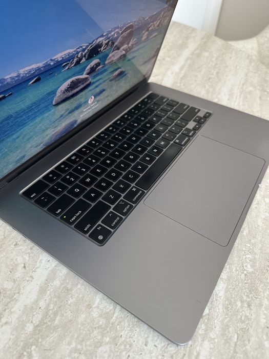 Macbook Air 15” M2 8GB RAM 256GB