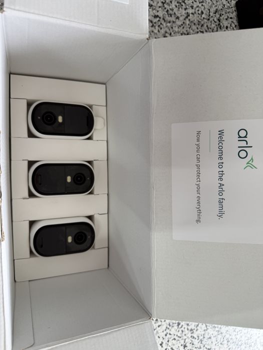Set 3 camere Arlo Essential 2K + 3 panouri silare