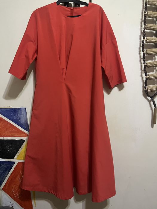 Платья нарядные.