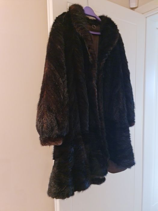 Палто от Норка с шал яка. Дължина до коляното и разкроено.