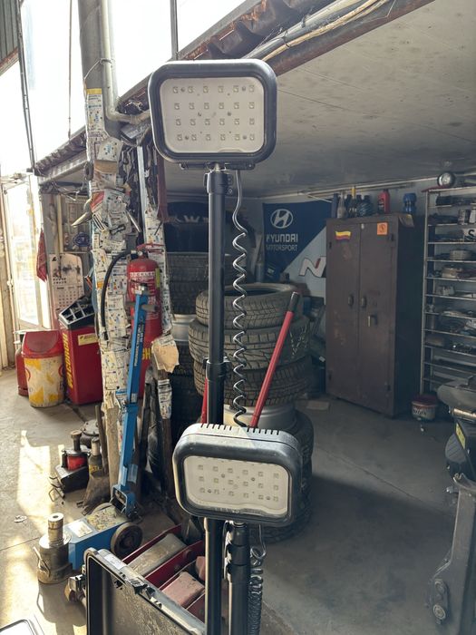 Подвижна станция с телескопични  лампи и акумулатори