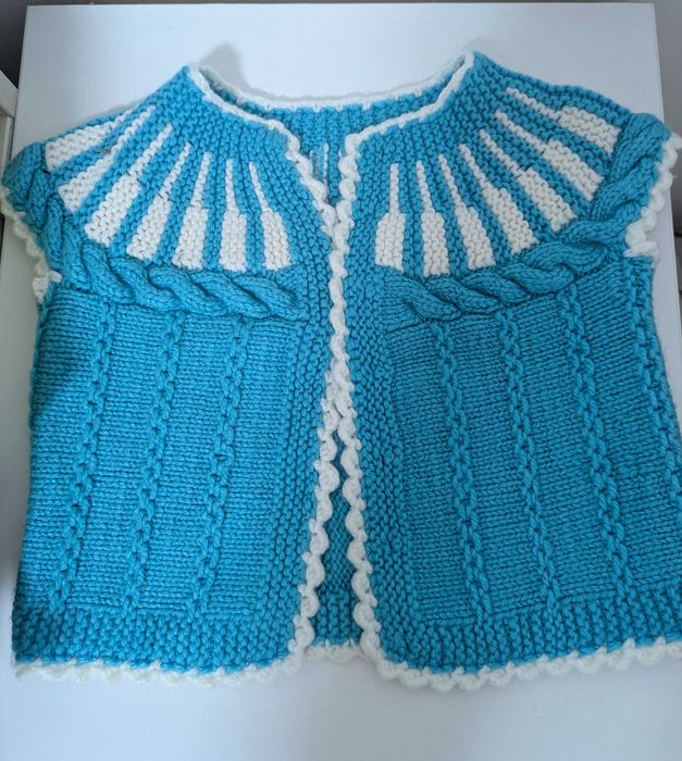 Ръчно плетени бебешки жилетки, шапки, елечета.