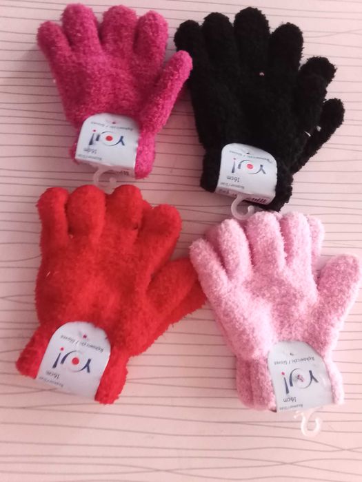 Детцки шапки и ръкавици