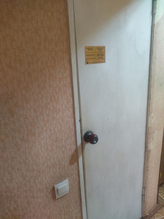 Эшик яхши состоянияда ранги ок  4 та эшик