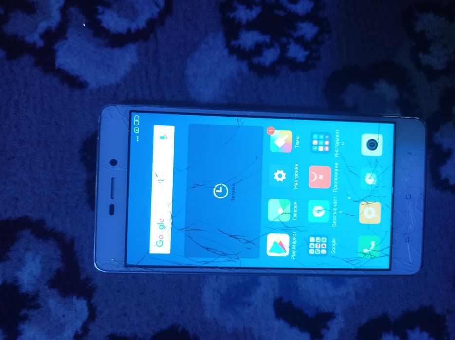Ekranlar bor. Telefonlar bor