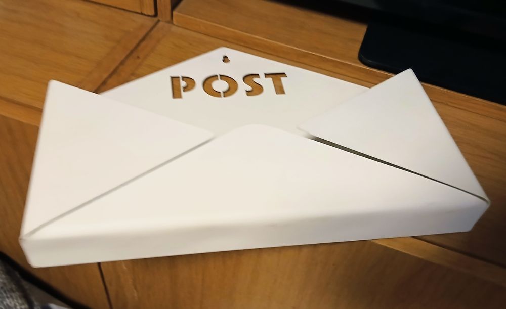 Пощенска кутия с форма на пощенски плик