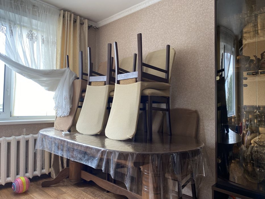 Срочно продам стол со стульями