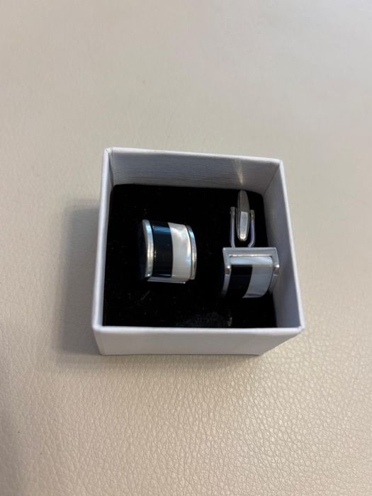 Butoni barbatesti argintii - model deosebit