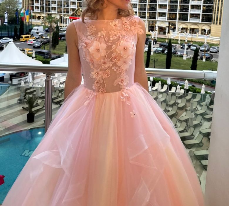 Розова бална рокля
