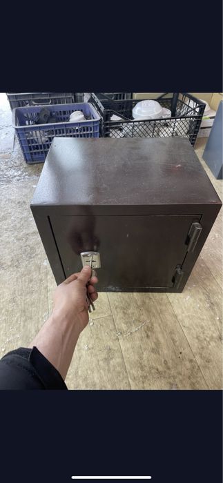 Металичейски сейф