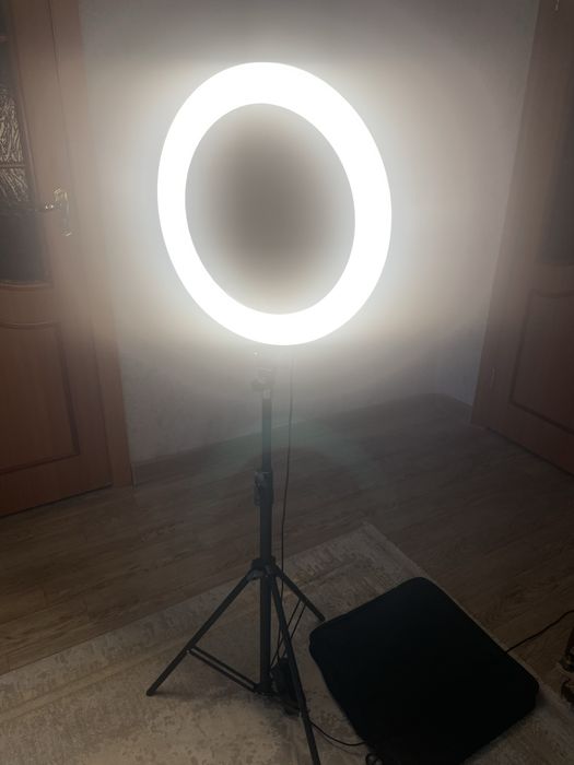 Продаю кольцевую лампу