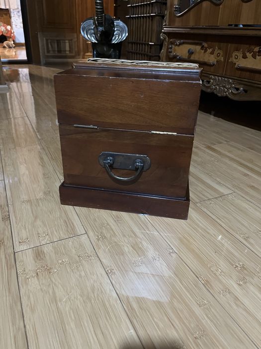 Сундук из красного дерева