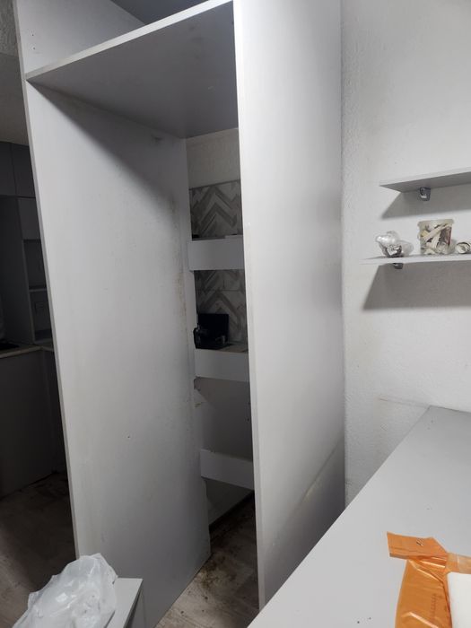 Полки самовывоз, нужно одну раскрутить