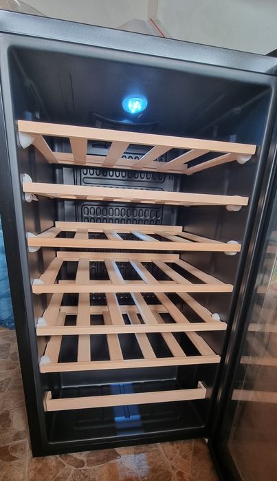 Хладилна витрина Klarstein 95L