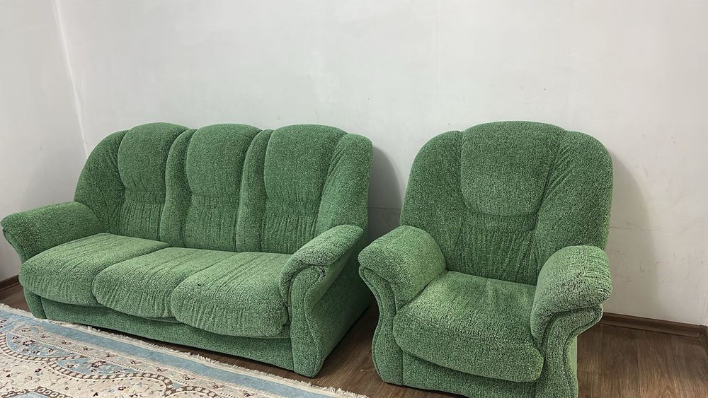 Продам диван с двумя креслами