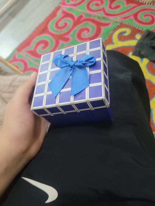 Часы с красной числоми