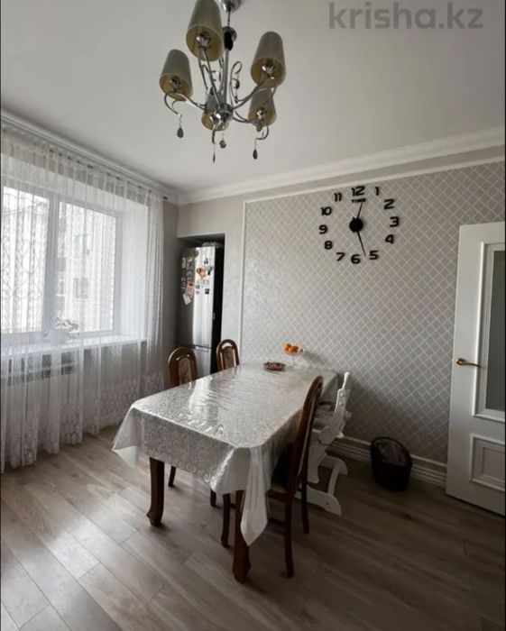 Продаётся кухонный стол с 6 стульями