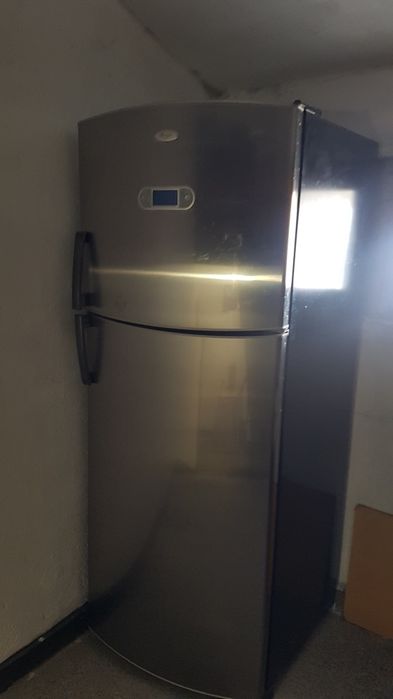 ХЛАДИЛНИК Whirpool с горна камера.Размери : 186/70/65.